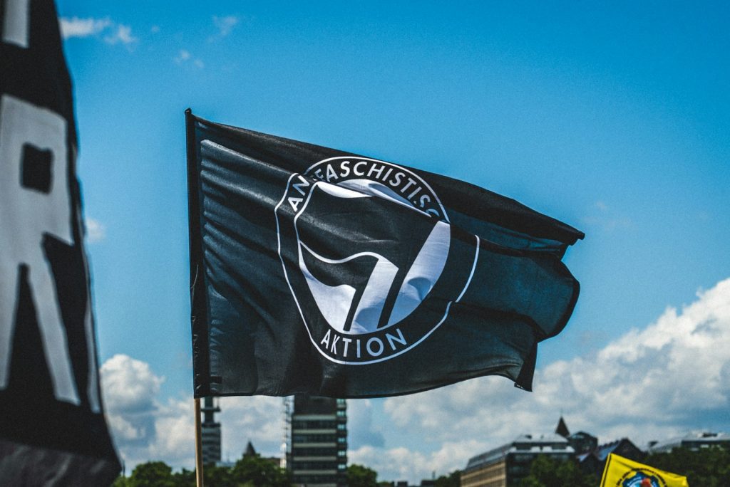 Photo d'un drapeau antifasciste