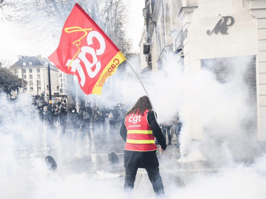 Photo de manif d'un camarade CGT Capgemini au milieu des lacrymos
