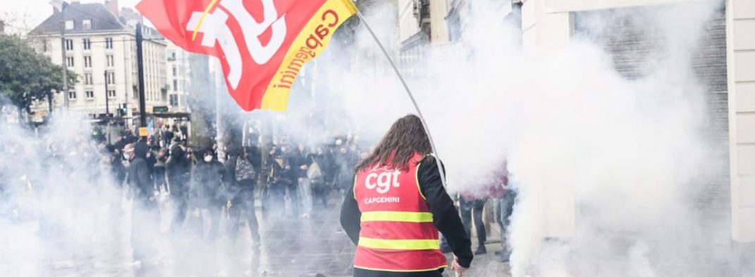Photo de manifestation, d'un camarade CGT Capgemini au milieu des lacrymos.